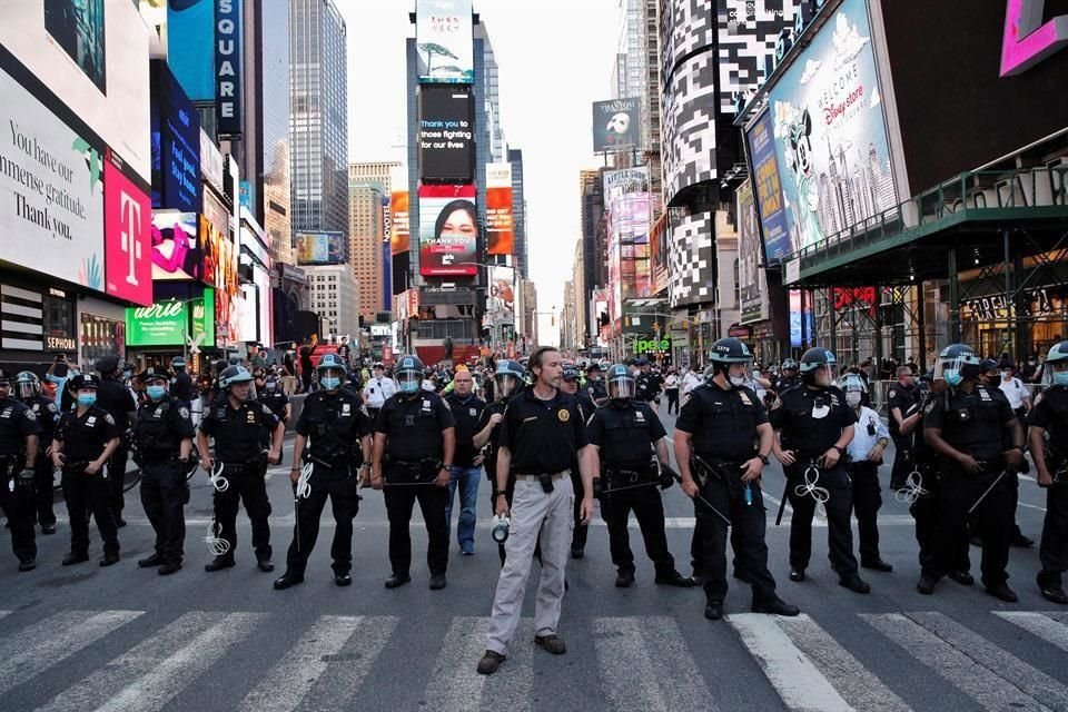 La Policía en Times Square, Nueva York, forma una línea para frenar las protestas.