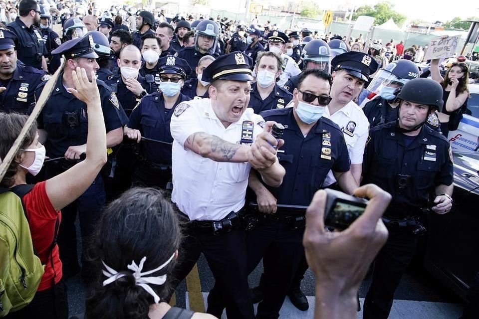 Un policía en Nueva York amenaza con rocíar gas pimienta a protestantes.