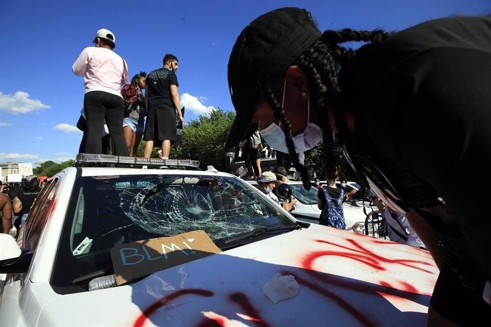 Personas de la protesta en la capital consiguieron hacer pintas en los autos del Servicio Secreto.