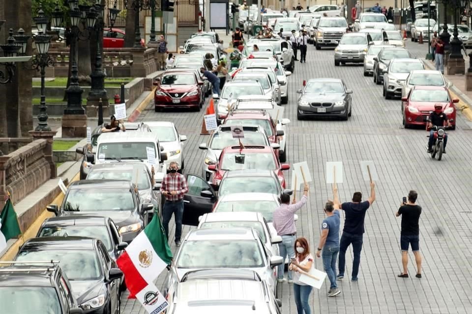 Cientos de ciudadanos participaron en la caravana para exigir la dimisión del Presidente AMLO.
