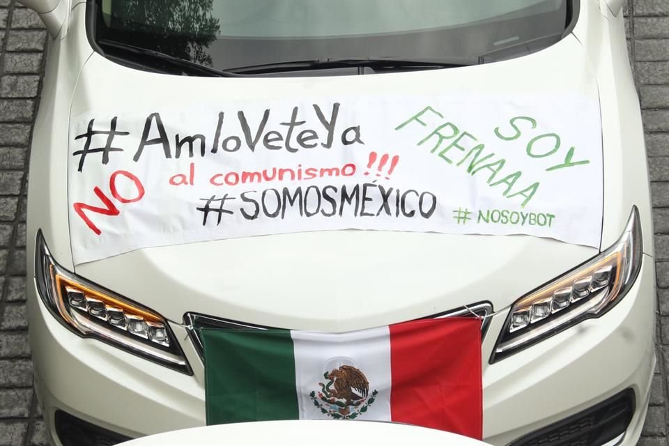  'No al comunismo', y 'Fuera AMLO, mentiroso, incapaz y comunista' se leía en algunas de las pancartas.<br>