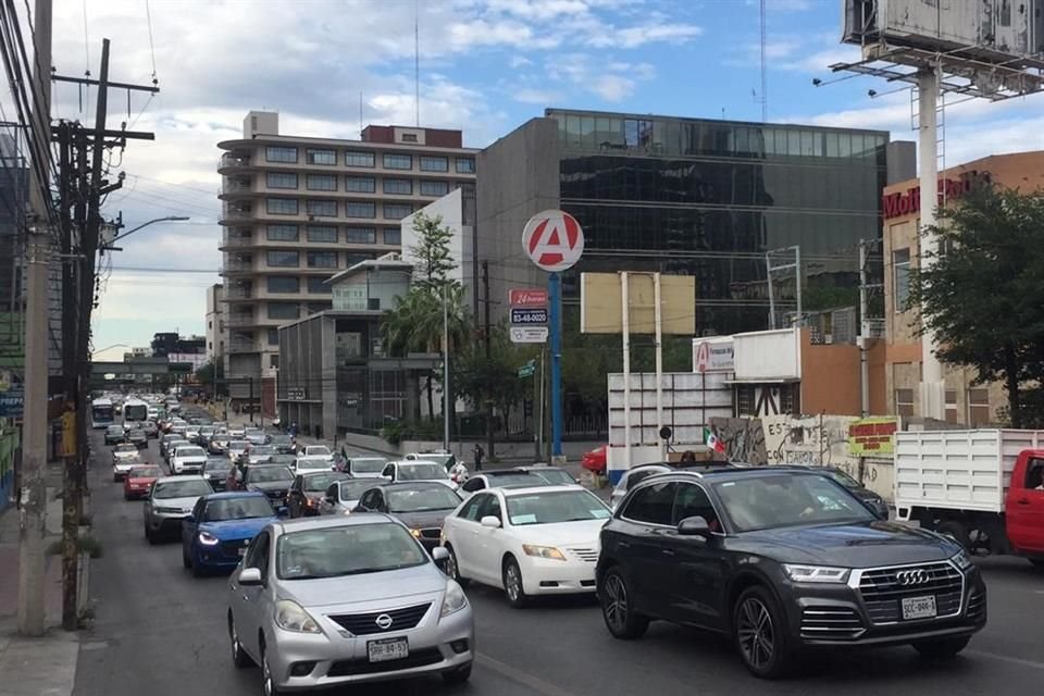  La manifestación rebasó a los elementos de Tránsito de Monterrey, lo que provocó reclamos tanto de los manifestantes como de gente ajena a la protesta.