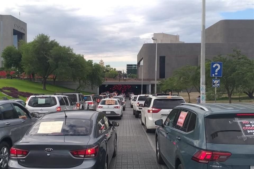  Por los cierres, la caravana se dividió en tres grandes contingentes y se agravó el caos en los accesos al Centro.<br>