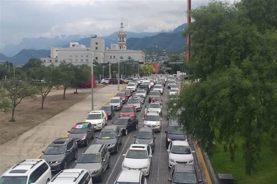 Familias enteras, algunas sin cubrebocas, circularon en autos y camionetas Audi, Mercedes Benz, Lincoln, BMW y Mini Cooper, y vehículos último modelo de otras marcas.
