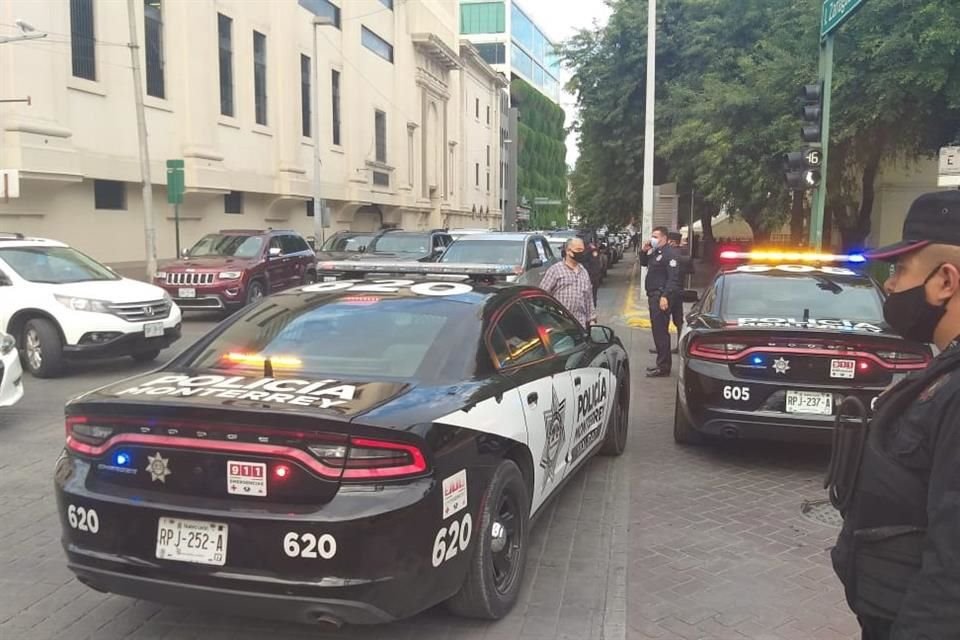 Elementos de Tránsito de Monterrey cerraron la calle Zaragoza y desviaron el tráfico por la Washington.
