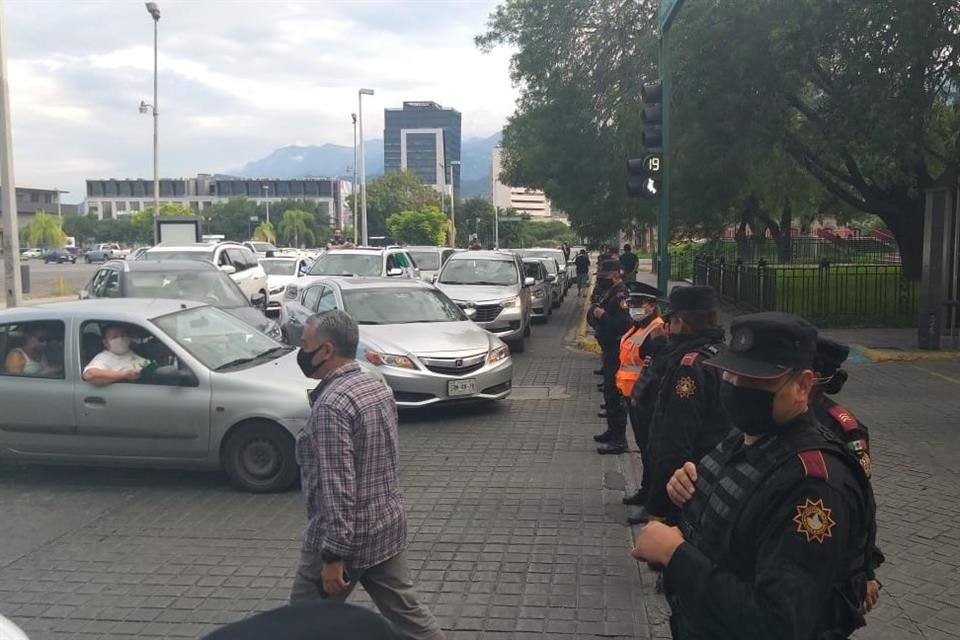 Tras el cierre de Washington, manifestantes que venían por Zuazua bloquearon la calle para exigir que los elementos de Fuerza Civil los dejaran pasar, lo que provocó molestias de otros conductores.
