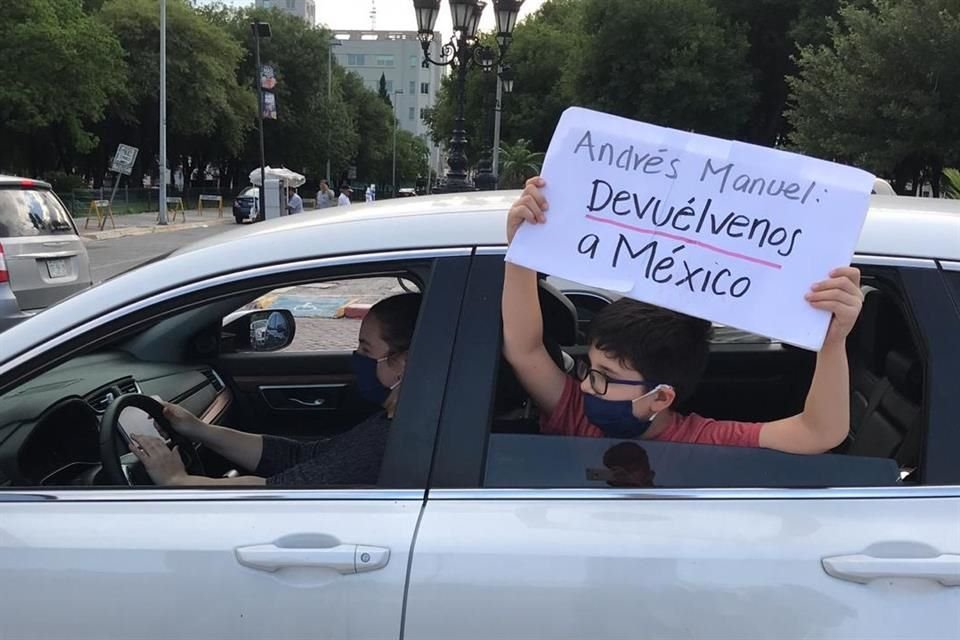 Varios manifestantes asistieron a la caravana junto con sus hijos.