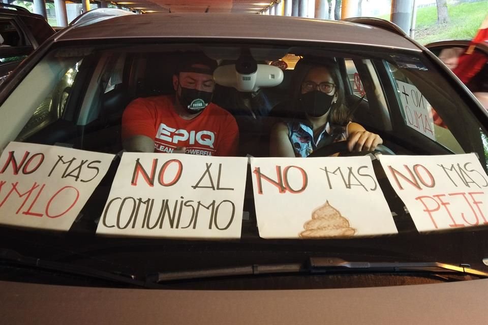 Además llevaron pancartas con la leyenda 'No tengo Presidente', 'AMLO se va' y 'No al comunismo, AMLO se va', entre otras.