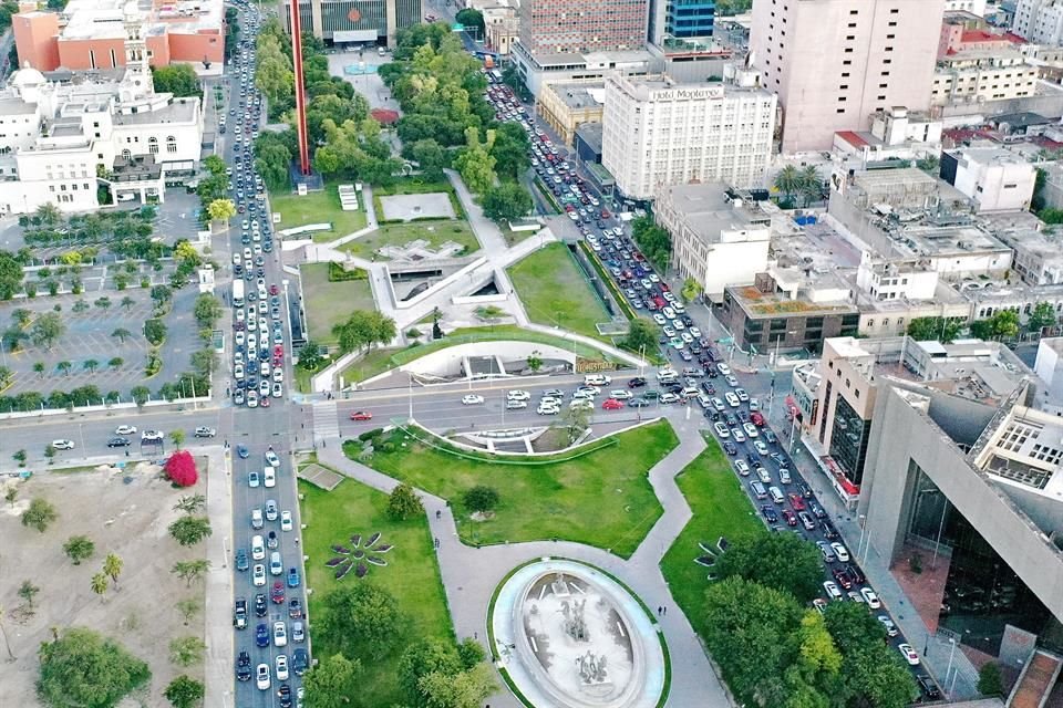 Cientos de ciudadanos participaron en la caravana organizada por el colectivo FRENAA para exigir la destitución del Presidente AMLO.