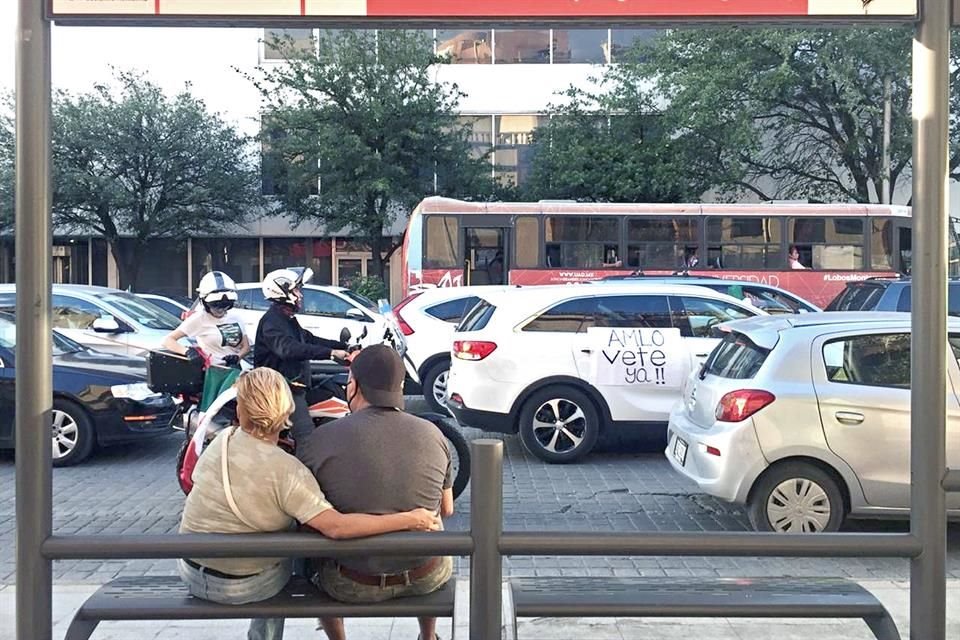 Los usuarios del transporte público quedaron atorados durante la protesta.