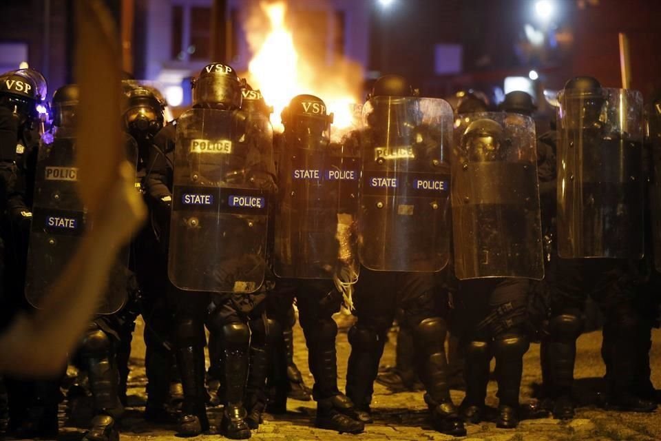 Las protestas por muerte de George Floyd siguen en EU; en Indianápolis, balacera dejó un fallecido y, en Minneapolis, Guardia tomó control.