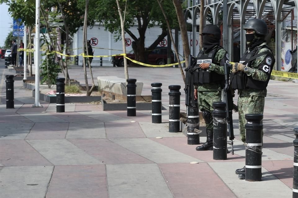 Guardia Nacional y Policía Metropolitana montaron un operativo para impedir que se instalara el tianguis artesanal en Avenida Tonaltecas.