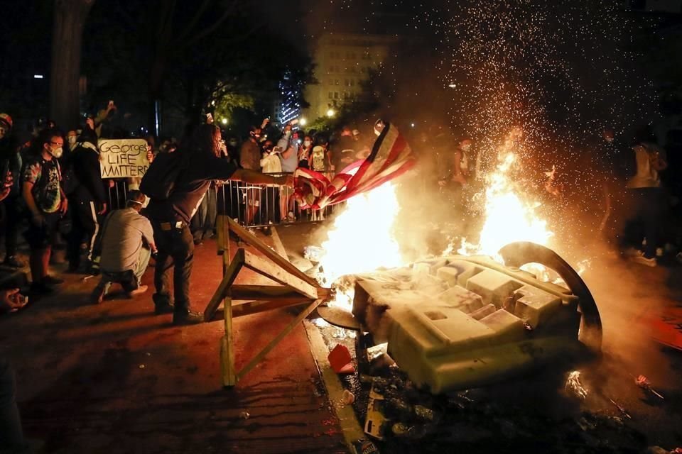 Las protestas por la muerte de George Floyd escalaron cerca de la Casa Blanca pese al toque de queda en Washington D.C.