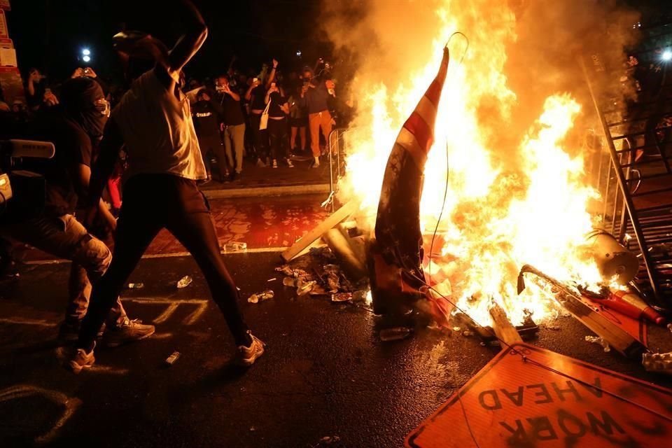 Un manifestante quema una bandera de Estados Unidos cerca de la Casa Blanca.