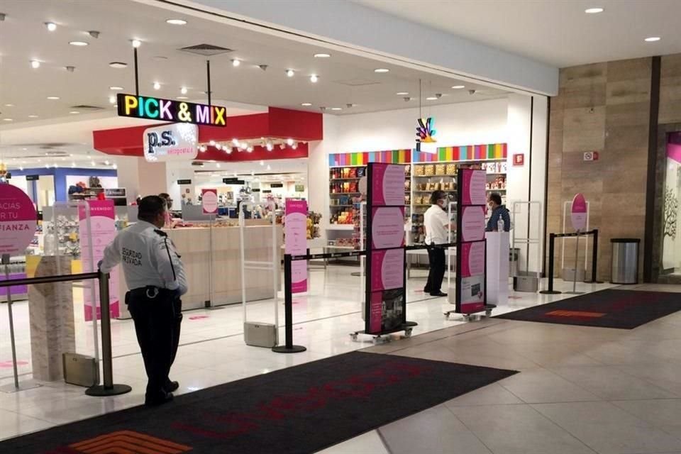 Con estrictas medidas de prevención, algunas plazas como Galerías Monterrey, Fashion Drive y Valle Oriente y algunos negocios de la zona centro comenzaron su reactivación.