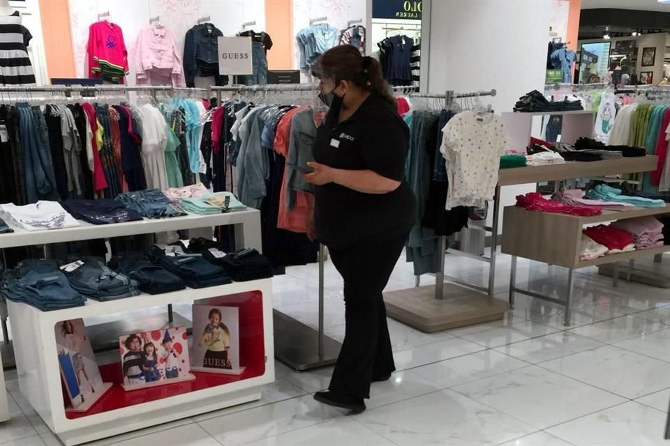 Con estrictas medidas de prevención, algunas plazas como Galerías Monterrey, Fashion Drive y Valle Oriente y algunos negocios de la zona centro comenzaron su reactivación.
