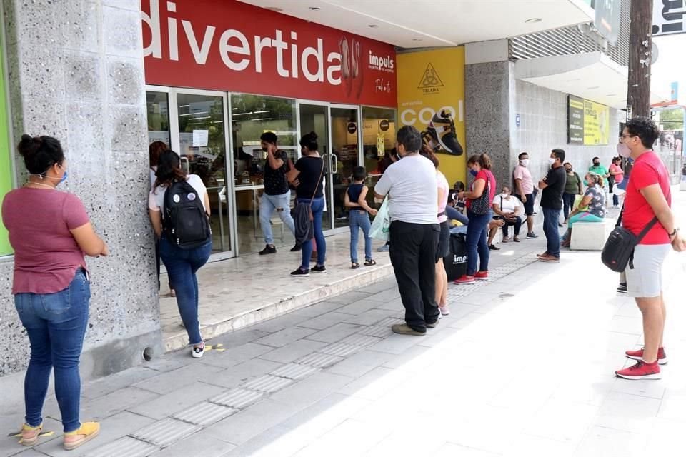 En el centro, unas 70 personas armaron una fila para ingresar a la zapatería Impuls, en Juan Ignacio Ramón.