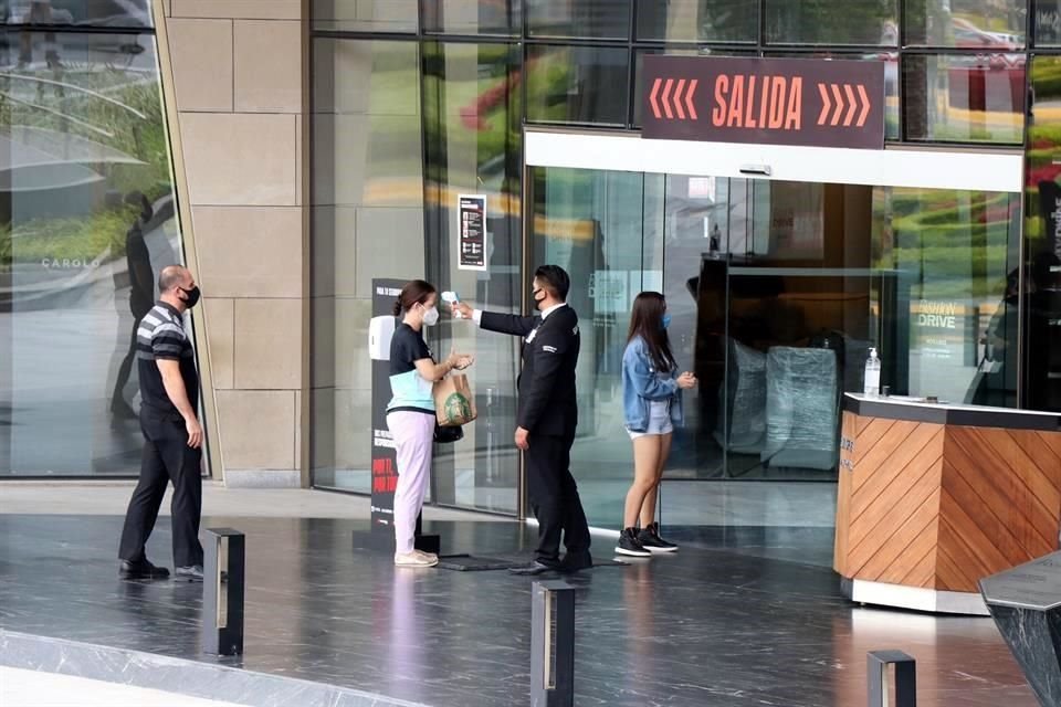 En la puerta de Fashion Drive se realiza la sanitización con gel antibacterial y también se toma la temperatura.