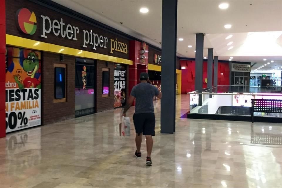 El centro comercial Fashion Drive se observaron abiertos alrededor de 20 negocios de ropa, calzado, joyería, cosméticos, de productos para el hogar, ópticas y celulares.
