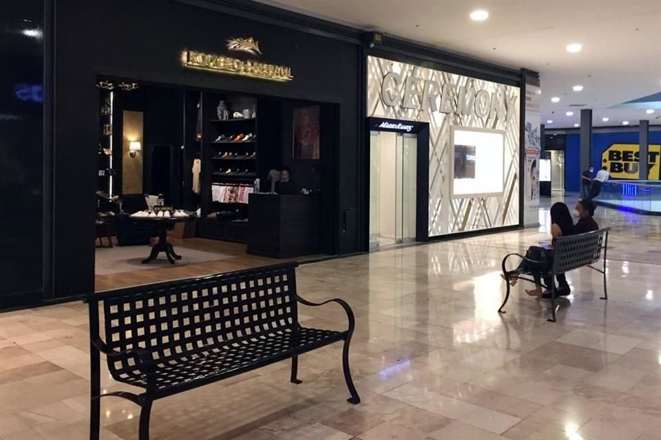 En el interior de Fashion Drive fueron vistos varios clientes.