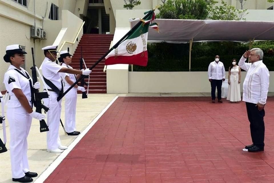 El Presidente encabezó la conmemoración del Día de la Marina dentro de su primera gira en la 'nueva normalidad'.