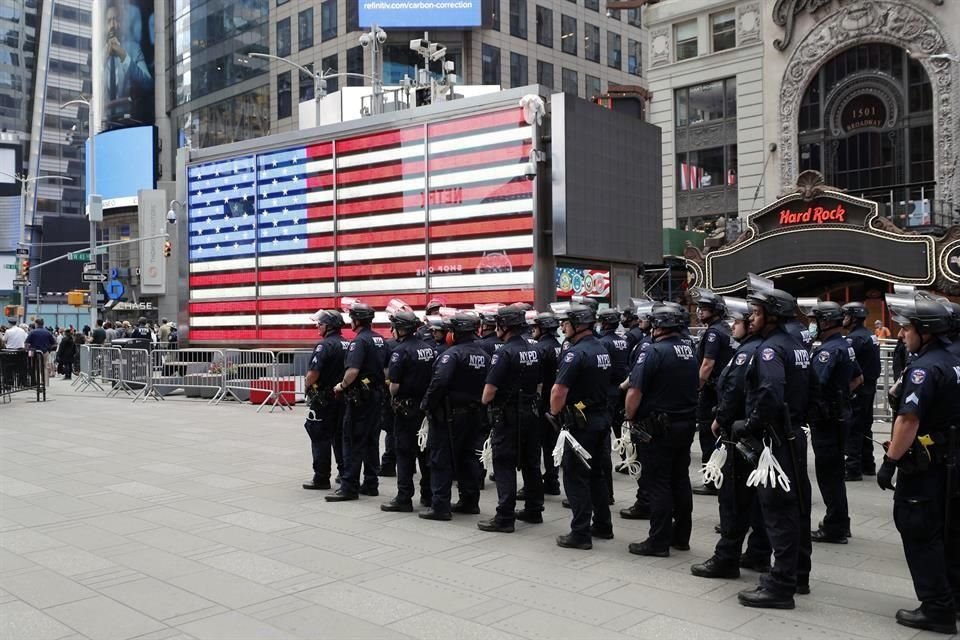 Policías en Nueva York se preparan ante protestas en Times Square.