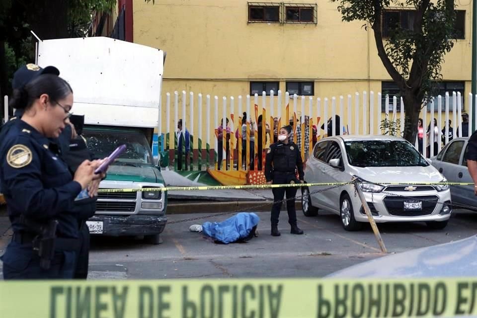 Al llegar a Retorno 3 de Cecilio Robelo, esquina con Cecilio Robelo, policías encontraron a un hombre, de 27 años, tirado en medio de un cajón de estacionamiento.