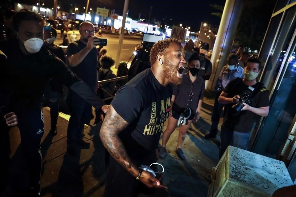 Un hombre grita contra la Policía de Memphis durante las protestas del lunes por la noche.