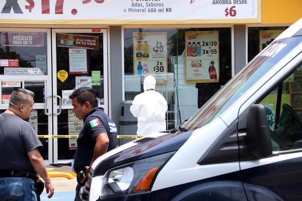 El dependiente del negocio intervino cuando el ladrón trató de despojar a una clienta de su bolsa y tras forcejear el sospechoso lo hirió en la quijada con un arma de fuego.