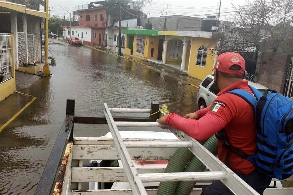 De acuerdo con reportes oficiales, en Villahermosa (Centro), Tabasco, se registran encharcamientos en las Calles Río Grijalva y Palma Real, de la Colonia Gaviotas.
