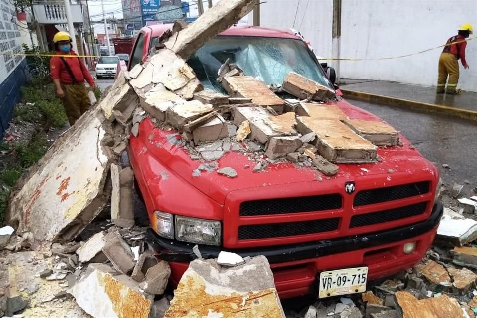 Debido a los vientos, también se reportó la caída de una barda sobre dos vehículos en Zaragoza y Ruiz Cortines, en Villahermosa.