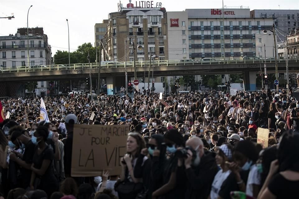 Los manifestantes exigieron justicia en París por la muerte de Adama Traoré y la de George Floyd a manos de oficiales franceses y estadounidesnes respectivamente.