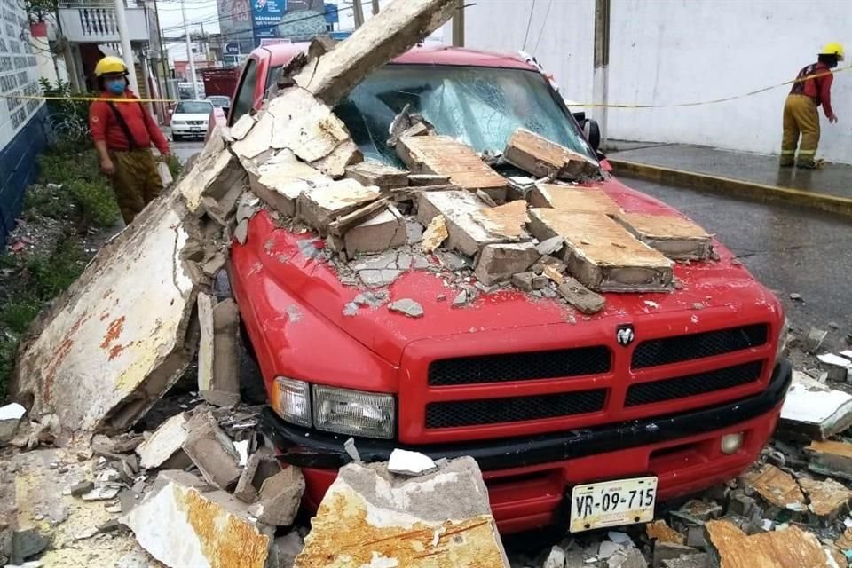 Por las lluvias y vientos, se reportó la caída de una barda sobre dos vehículos en Zaragoza y Ruiz Cortines, en Villahermosa, Tabasco.