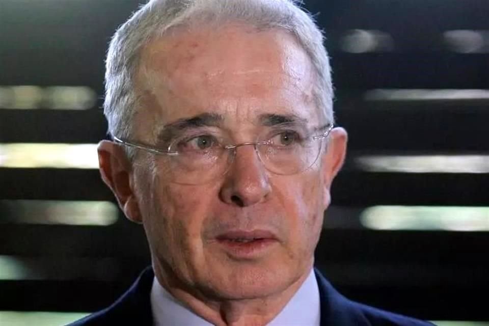 Álvaro Uribe, Presidente de Colombia entre 2002 y 2010, fue señalado por haber sido el supuesto destinatario de la información interceptada.