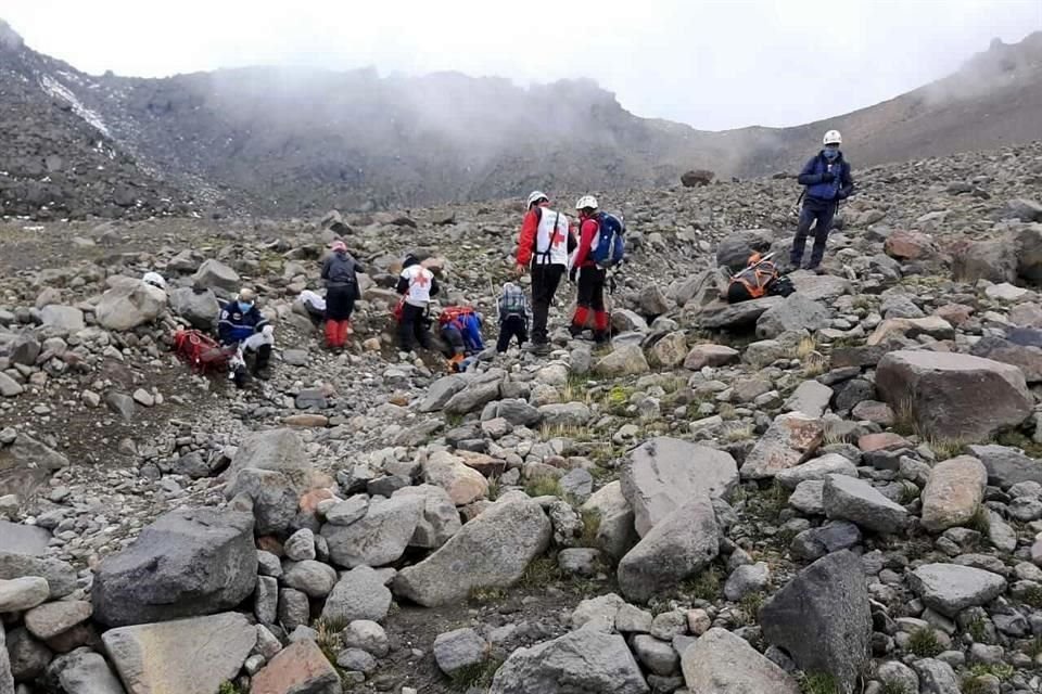 Rescatistas de Puebla descendieron en la zona del volcán para intentar buscar el cuerpo en un primer momento en atención a la solicitud de apoyo de una persona que dijo haber acompañado al accidente.