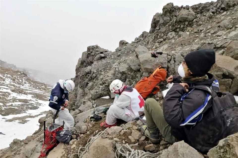 Rescatistas de Puebla descendieron en la zona del volcán para intentar buscar el cuerpo en un primer momento en atención a la solicitud de apoyo de una persona que dijo haber acompañado al accidente.