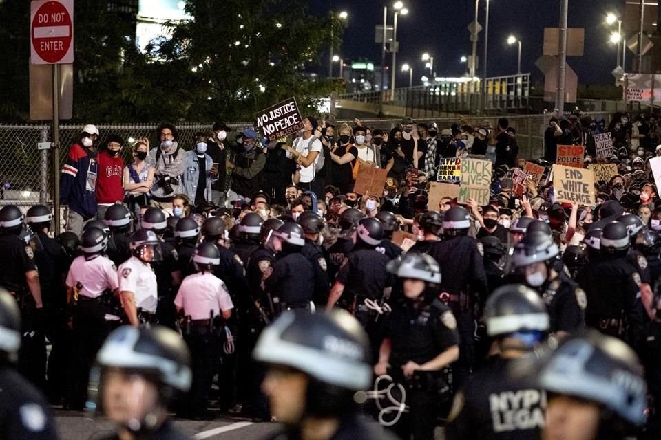 Manifestantes salieron nuevamente a las calles en ciudades de EU, como Nueva York (foto) para protestar conta la discriminación y el racismo.