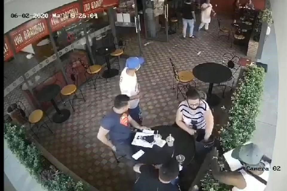 Al momento del robo había 6 clientes en el local