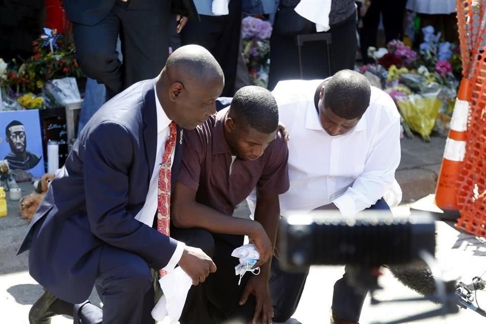 Quincy Mason (centro), hijo de George Floyd, fue acompañado por el abogado Benjamin Crump (izq.).
