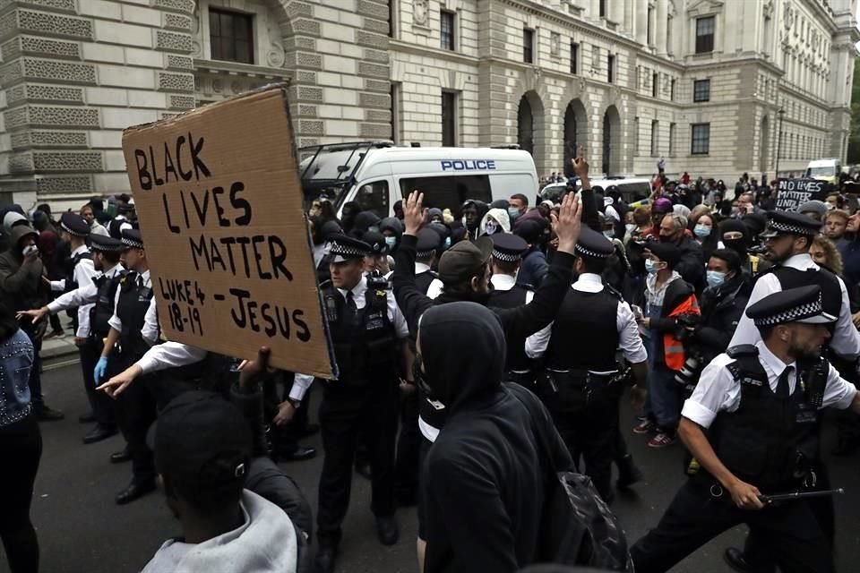 Manifestantes en Londres chocaron con la Policía durante una protesta.