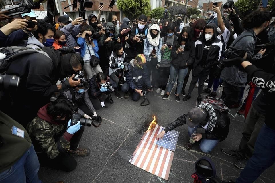 Manifestantes queman una bandera de Estados Unidos en Bogotá, Colombia.