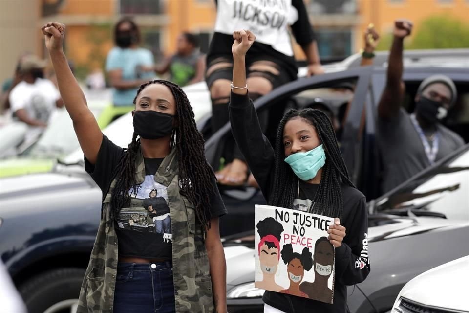 Habitantes de Miramar, en Florida, pidieron paz y alzaron el puño en señal de solidaridad por la muerte de Floyd.