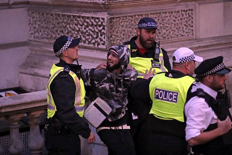 En Londres hubo enfrentamientos entre policías y manifestantes.