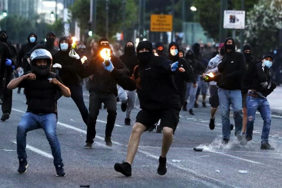 En Atenas, Grecia, los manifestantes se enfrentaron con la Policía y les arrojaron petardos.