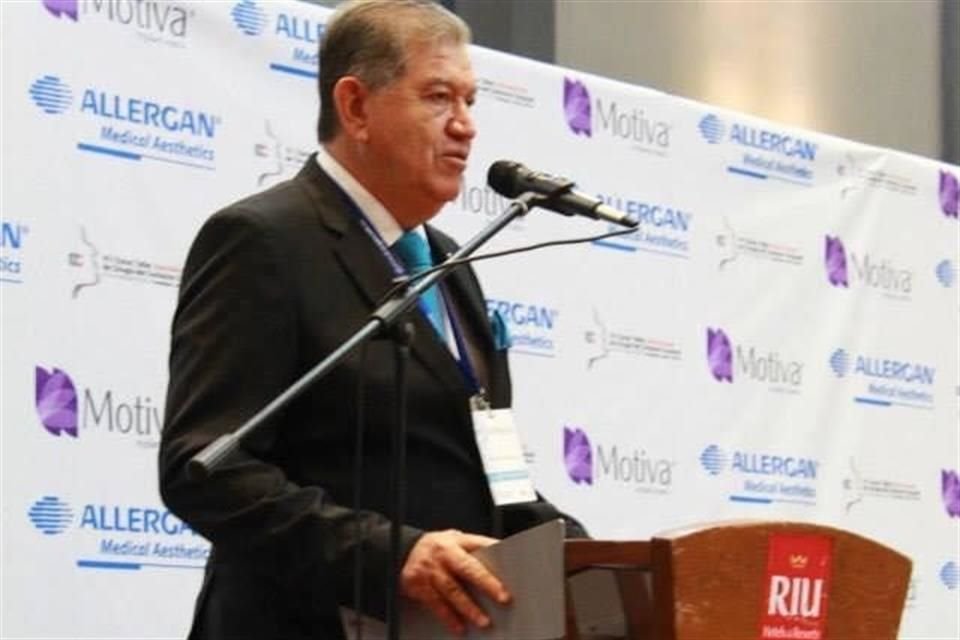 El cirujano plástico tapatío, Rafael Gilberto Vergara Calleros, de 72 años, murió en un penal de Puerto Vallarta, donde estaba detenido.