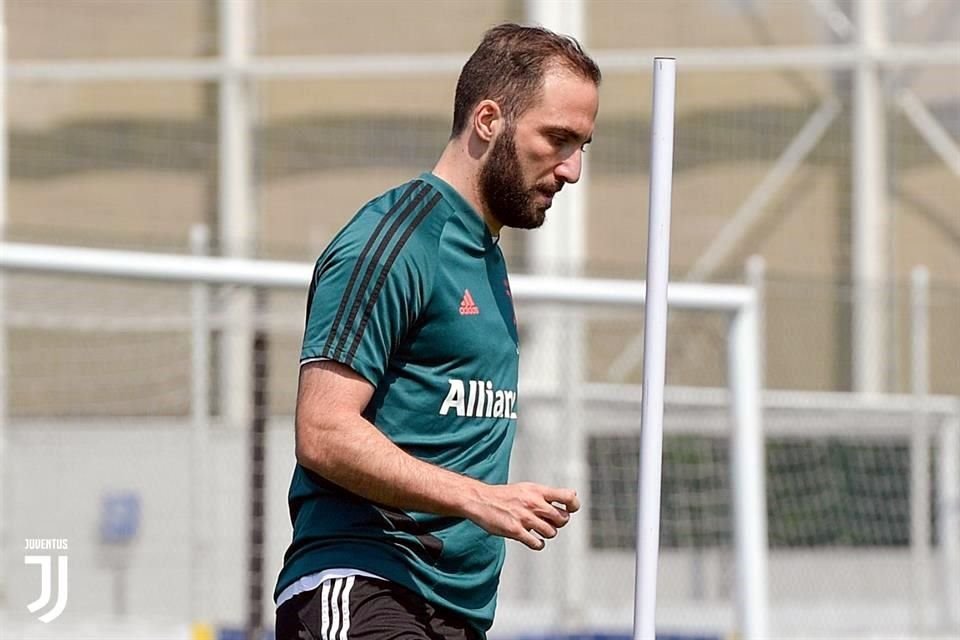 Aunque abandonó el entrenamiento de la Juventus, se descartó que Higuaín esté lesionado.