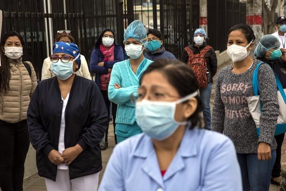 Personal de salud peruano protestó en Lima por la falta de equipo de protección para atender Covid-19.