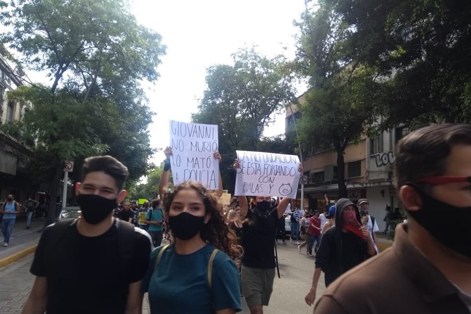 Alrededor de las 18:00 horas, el contingente inició su movilización desde el Parque Rojo hacia Palacio de Gobierno.