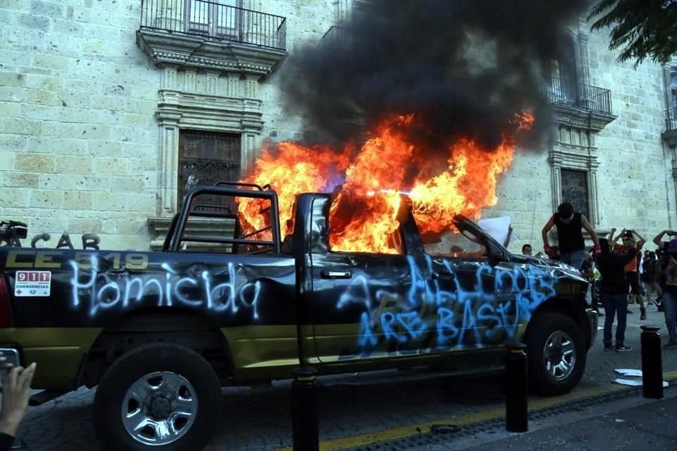 La situación comenzó a subir de tono cuando dos patrullas de la Policía estatal fueron incendiadas.