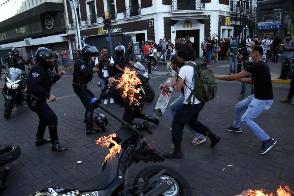 En la refriega, a un policía le arrojaron líquido y terminó con quemaduras en la espalda.